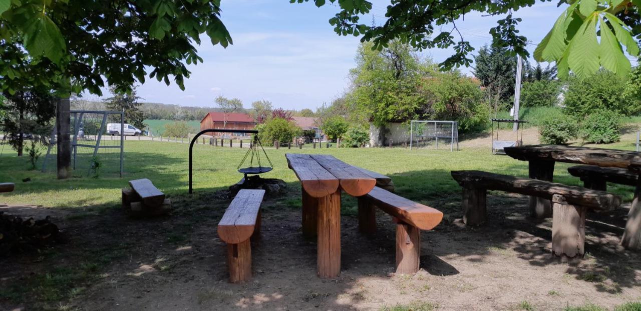 Ubytovani Na Sklepe U Prochazku Pouzdrany Exterior photo